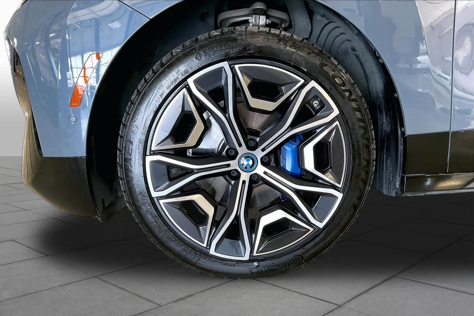 Used 2024 BMW iX xDrive50 w/ Sport Package AWD/4WD image 10