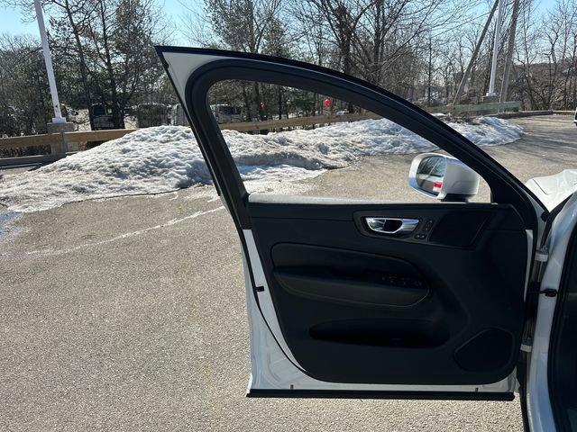 Used 2019 Volvo XC60 T5 R-Design w/ Protection Package image 28