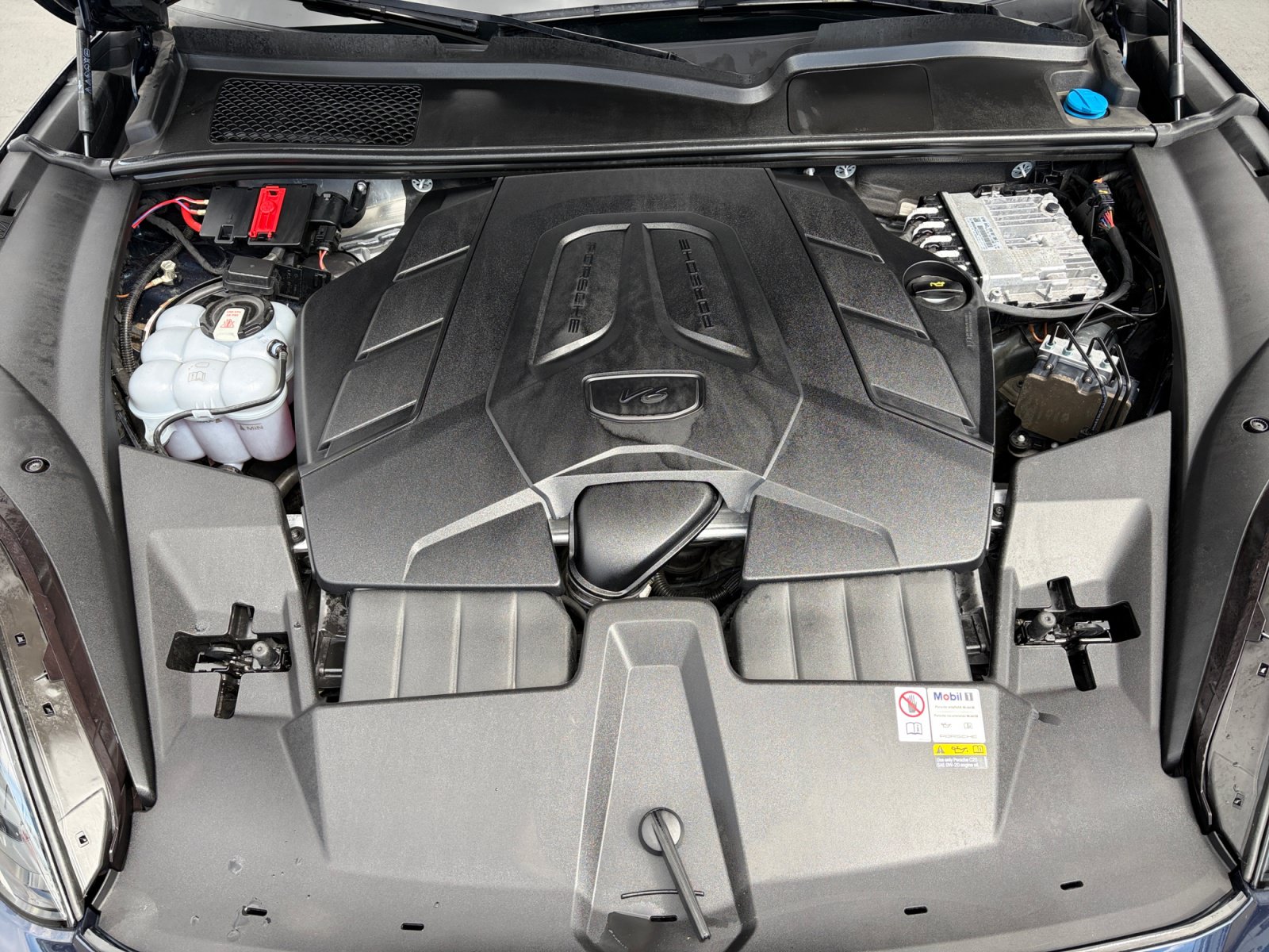 Used 2024 Porsche Cayenne Coupe AWD/4WD image 23