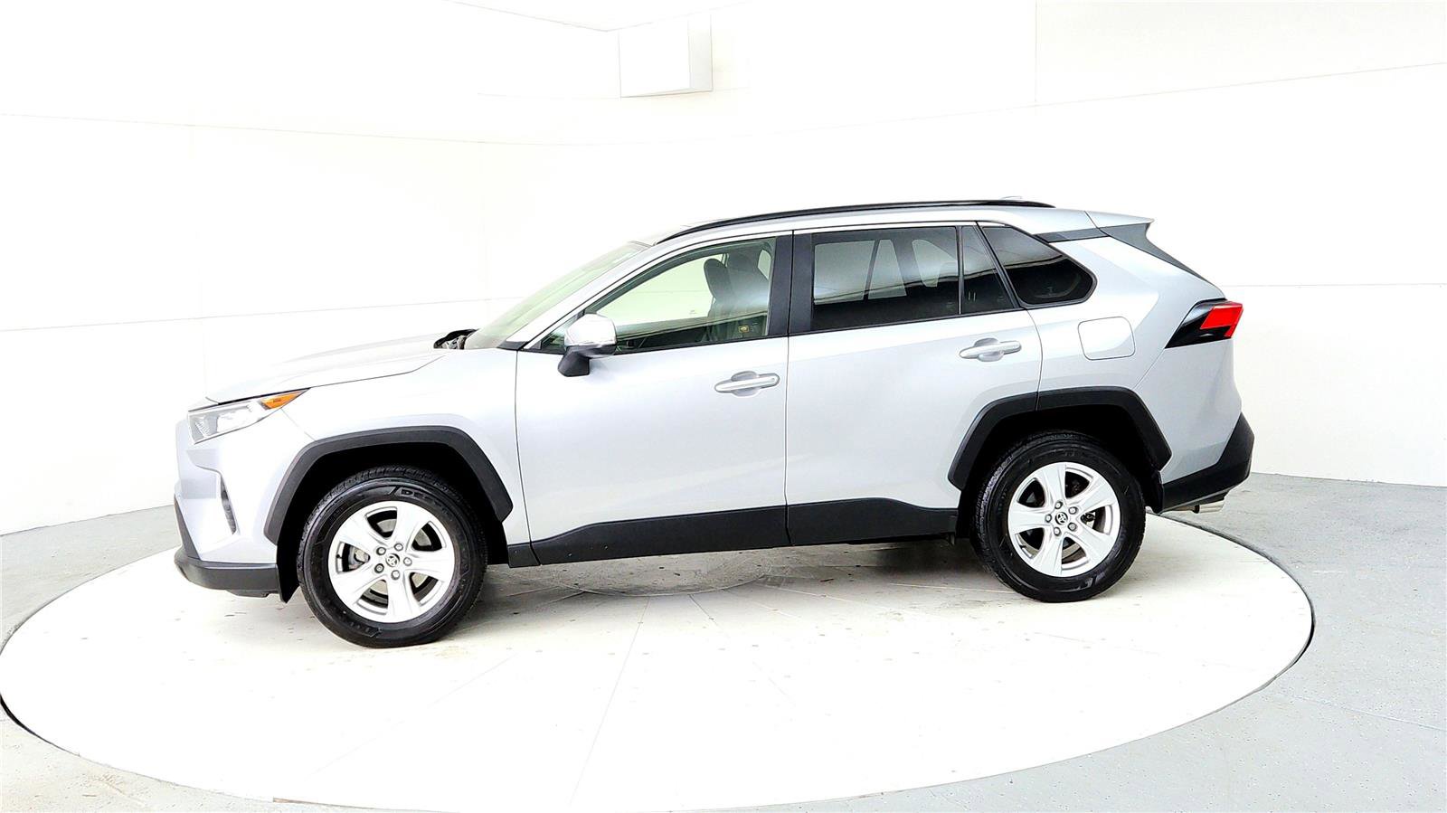 Used 2020 Toyota RAV4 XLE w/ Convenience Package image 3