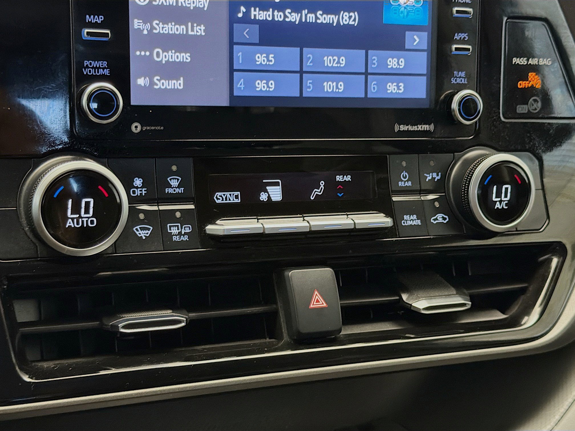 Used 2021 Toyota Highlander L image 10