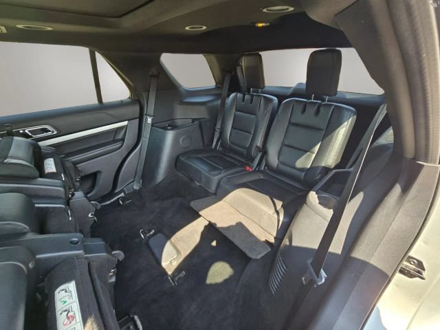 Used 2017 Ford Explorer XLT w/ Equipment Group 202A AWD/4WD image 19