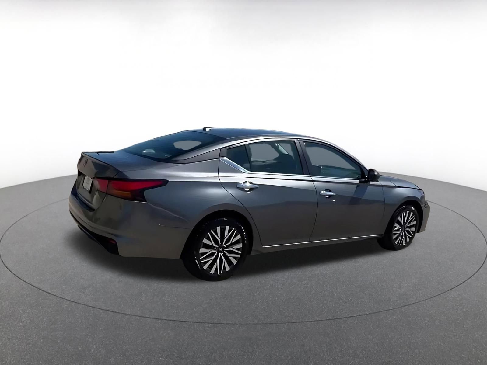 Used 2025 Nissan Altima 2.5 SV FWD image 14