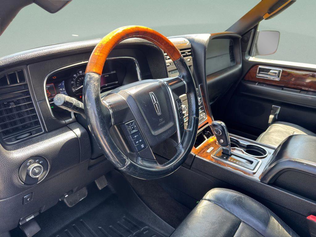 Used 2016 Lincoln Navigator Select image 22