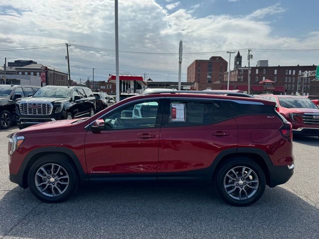 Used 2023 GMC Terrain SLT FWD image 2