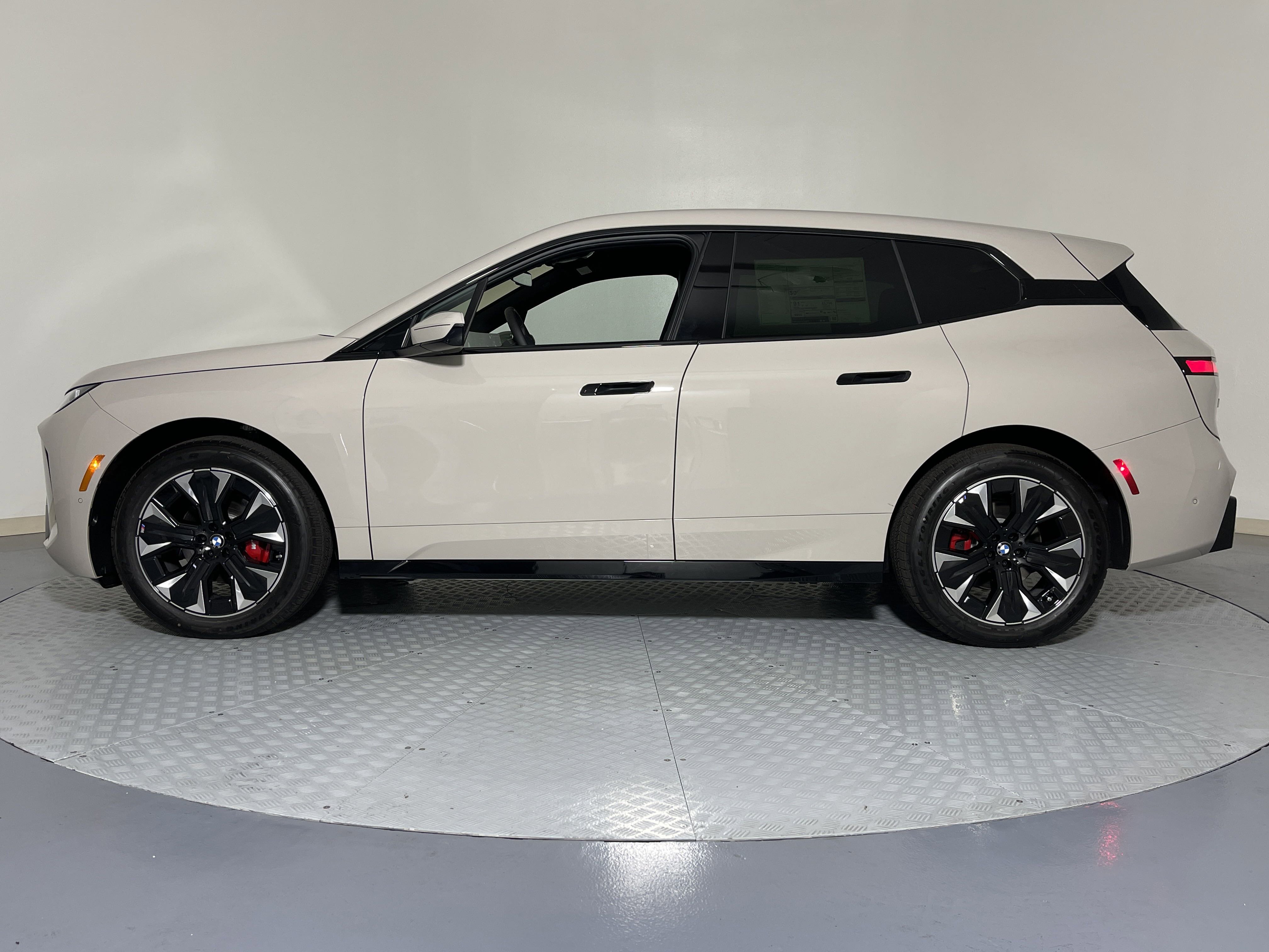 New 2026 BMW iX xDrive60 w/ M Sport Package image 4