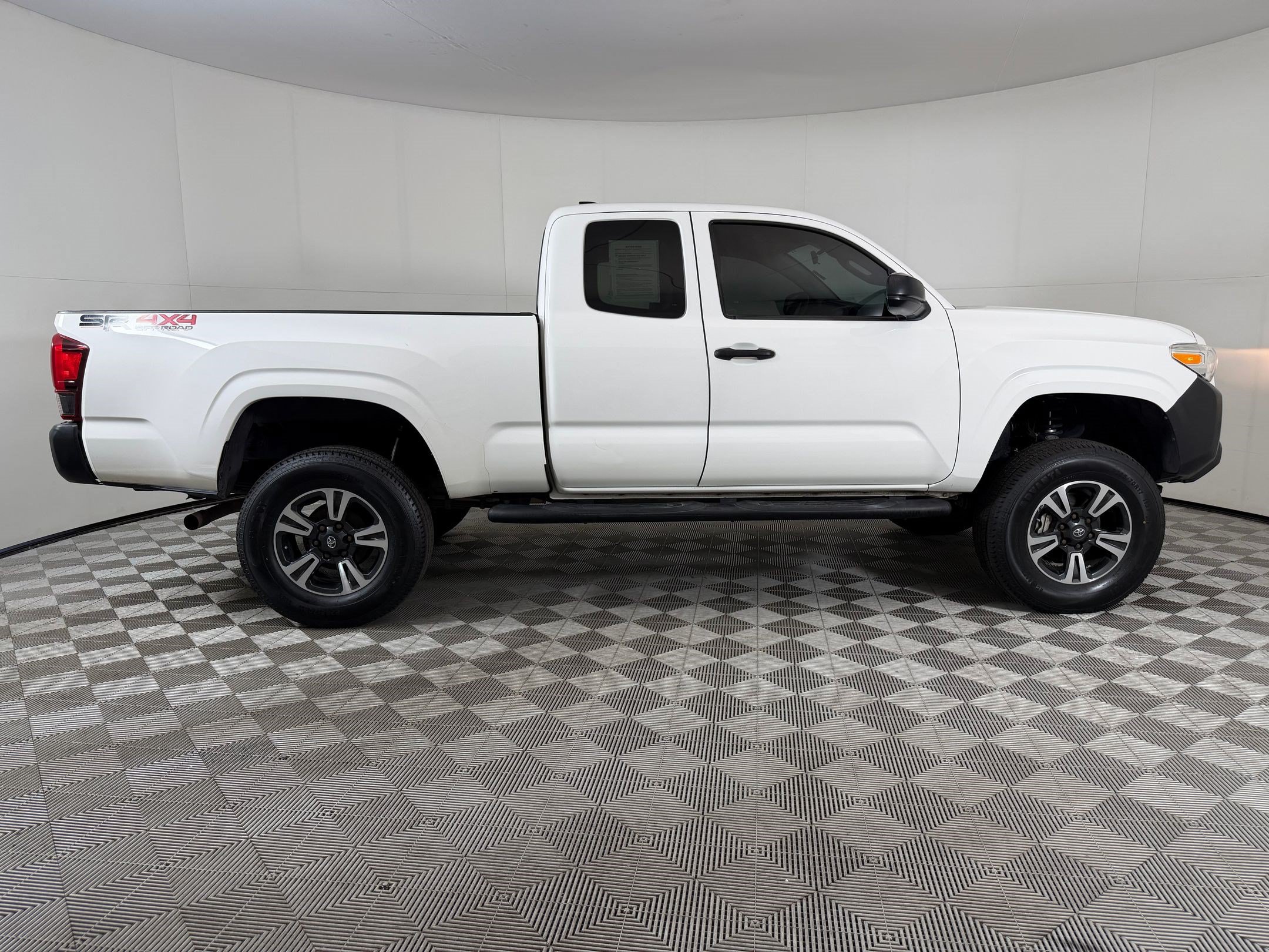 Used 2020 Toyota Tacoma SR AWD/4WD image 8