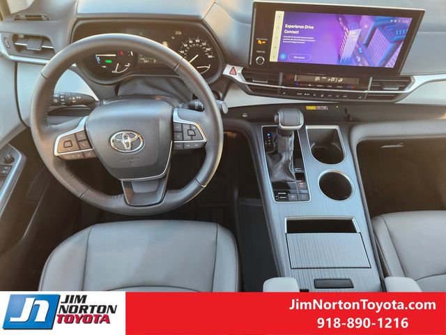 Used 2025 Toyota Sienna XLE image 30