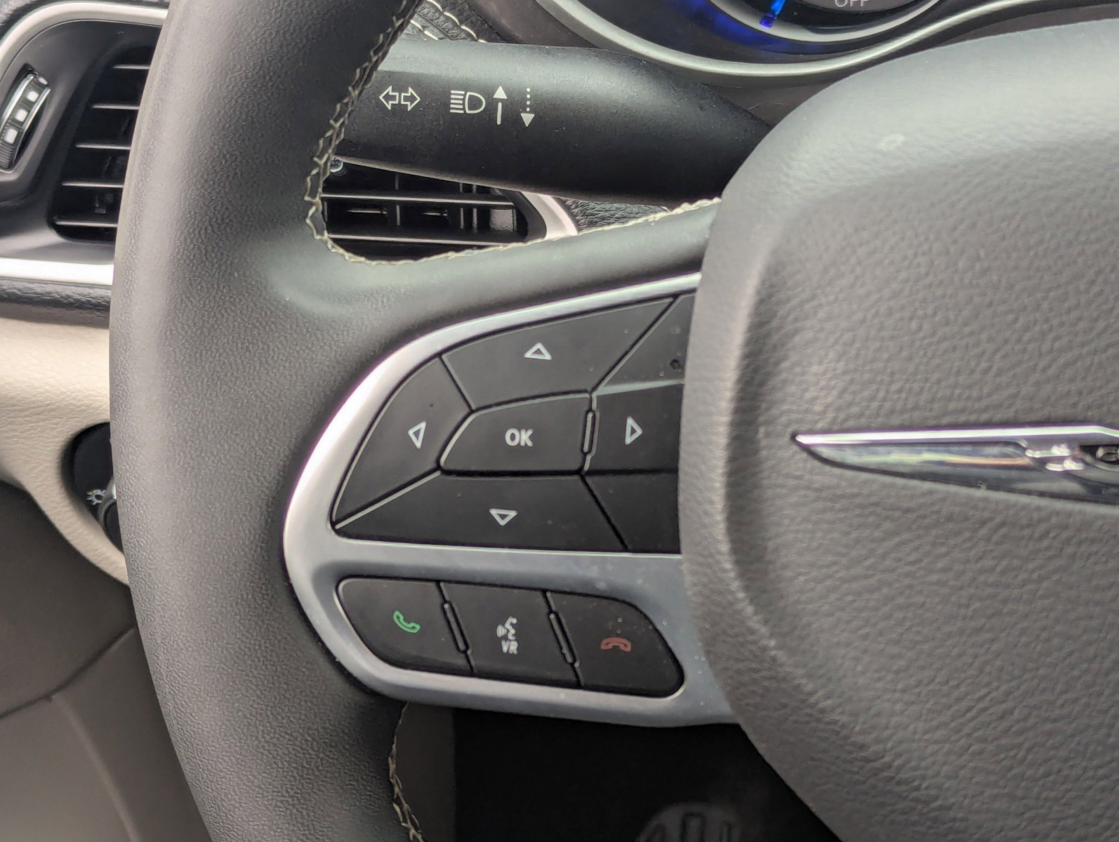 Used 2024 Chrysler Pacifica Select image 23