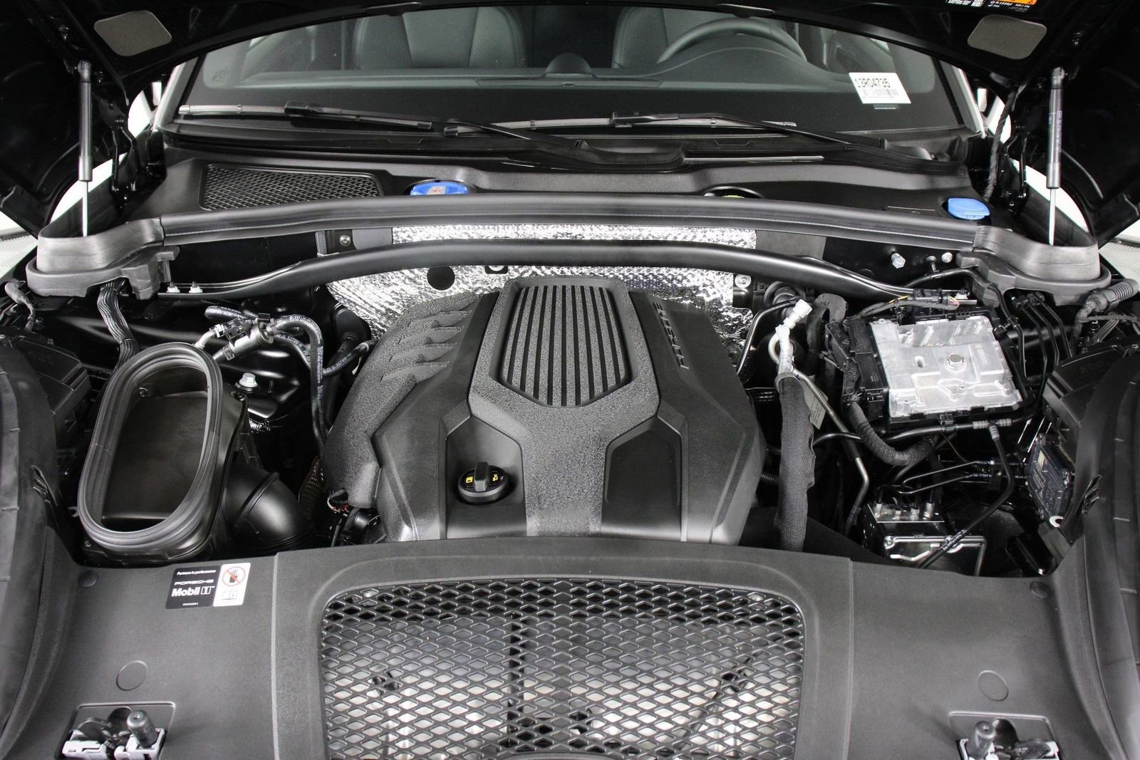 Certified 2025 Porsche Macan image 26