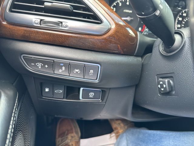 Used 2018 Genesis G90 3.3T Premium RWD image 42