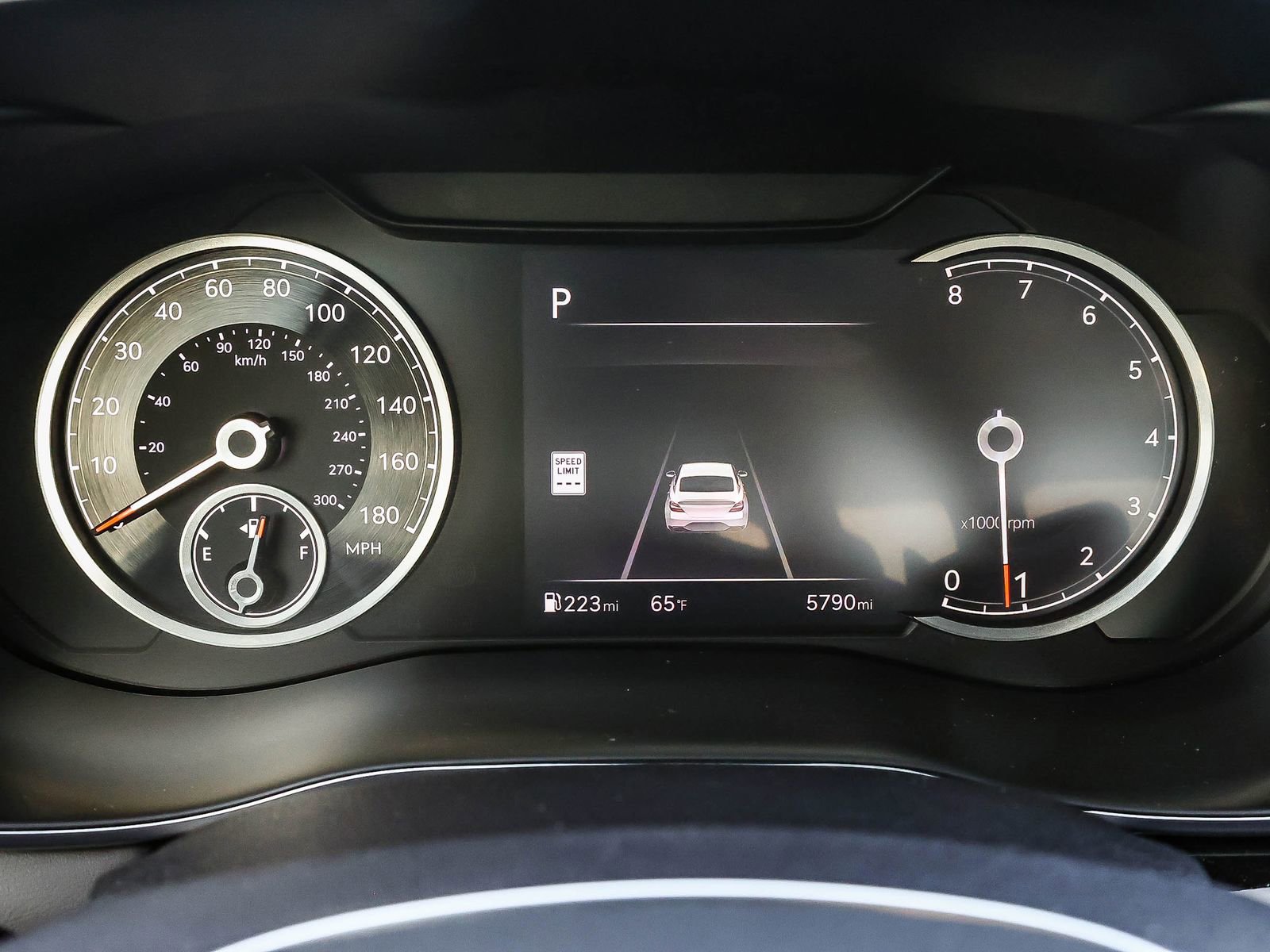 Used 2025 Genesis G70 2.5T image 27