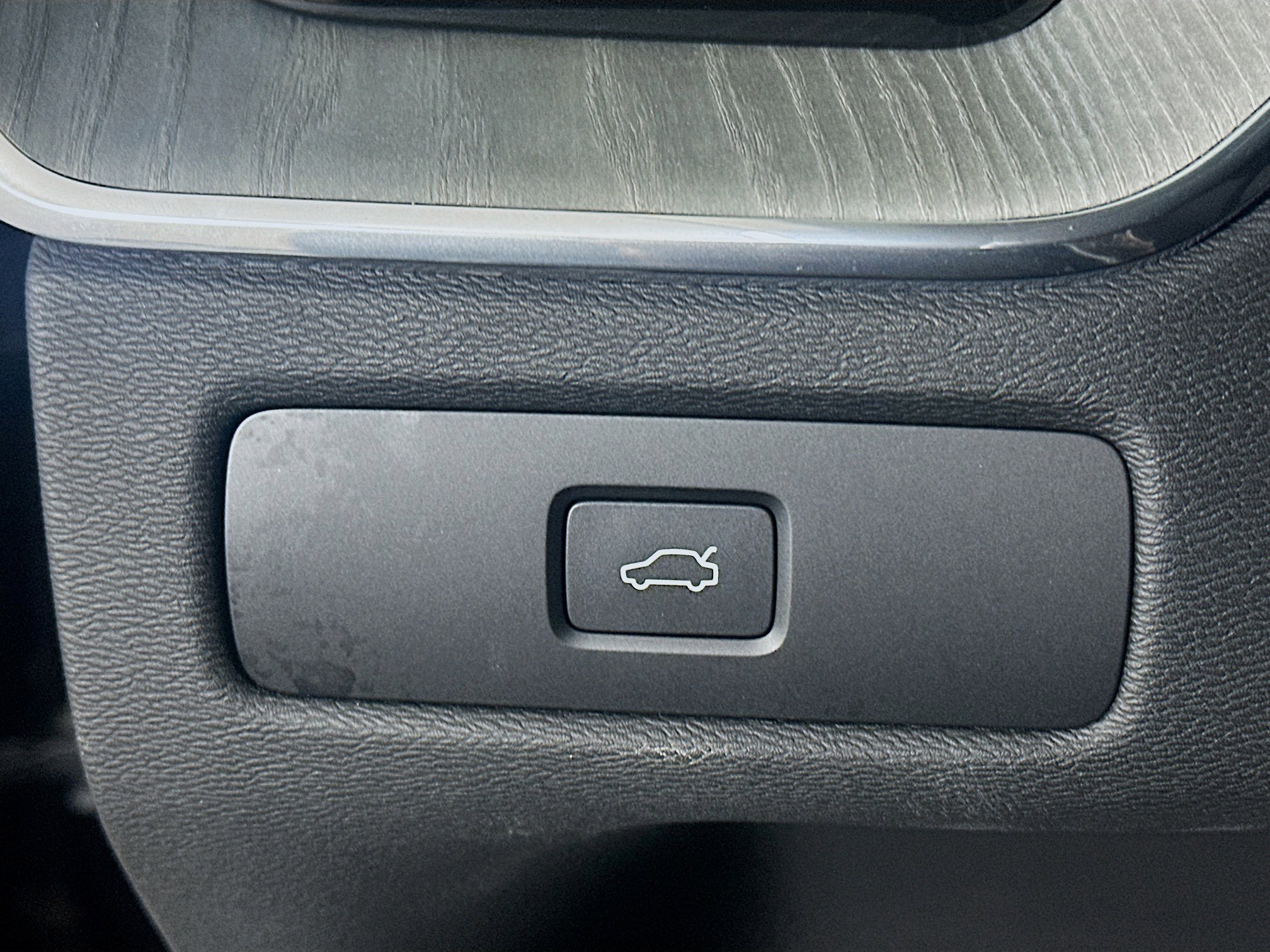 Used 2025 Volvo XC60 B5 Plus image 17