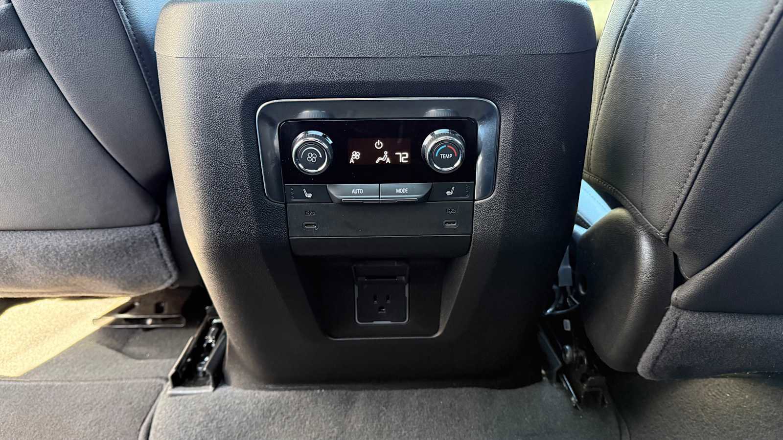 Used 2025 Chevrolet Suburban LT w/ Comfort Package image 9