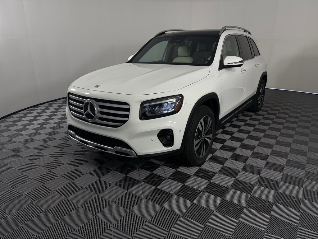 Used 2025 Mercedes-Benz GLB 250 4MATIC image 3