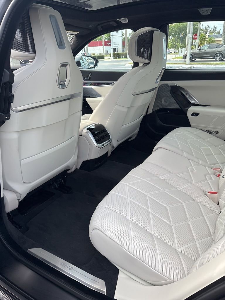 Used 2023 BMW i7 xDrive60 AWD/4WD image 5