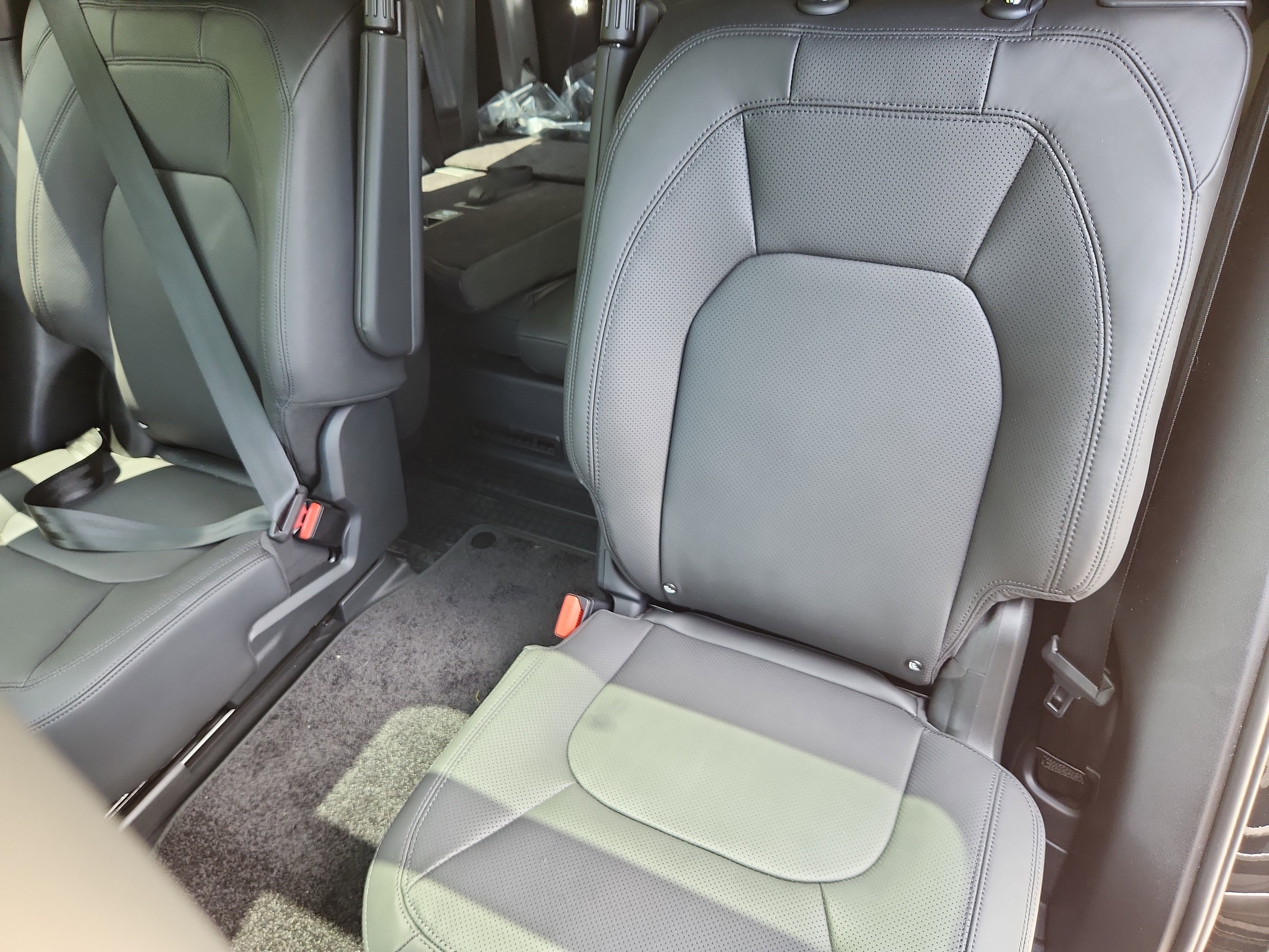 Used 2025 Land Rover Defender 130 S image 23