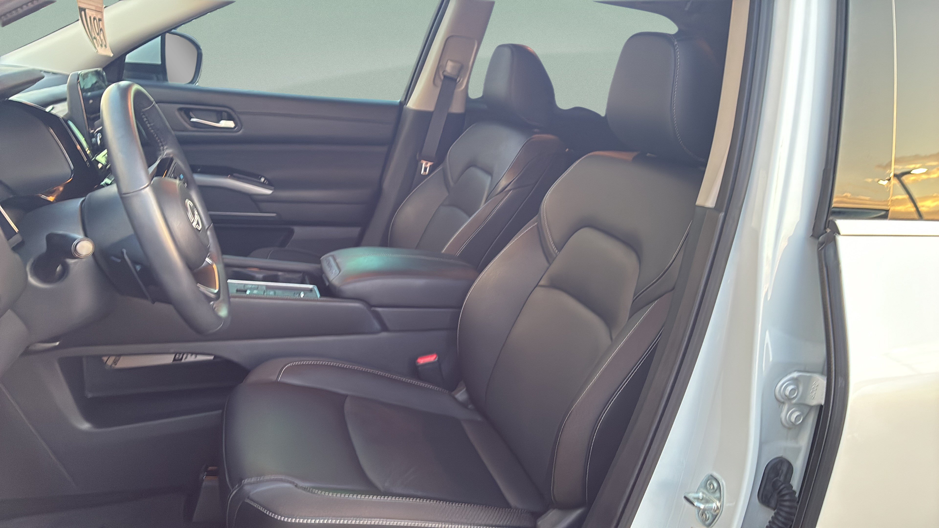 Used 2025 Nissan Pathfinder SL FWD image 10