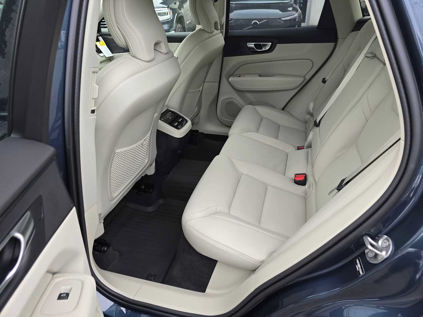 New 2026 Volvo XC60 B5 Ultra w/ Protection Package Premier AWD/4WD image 18