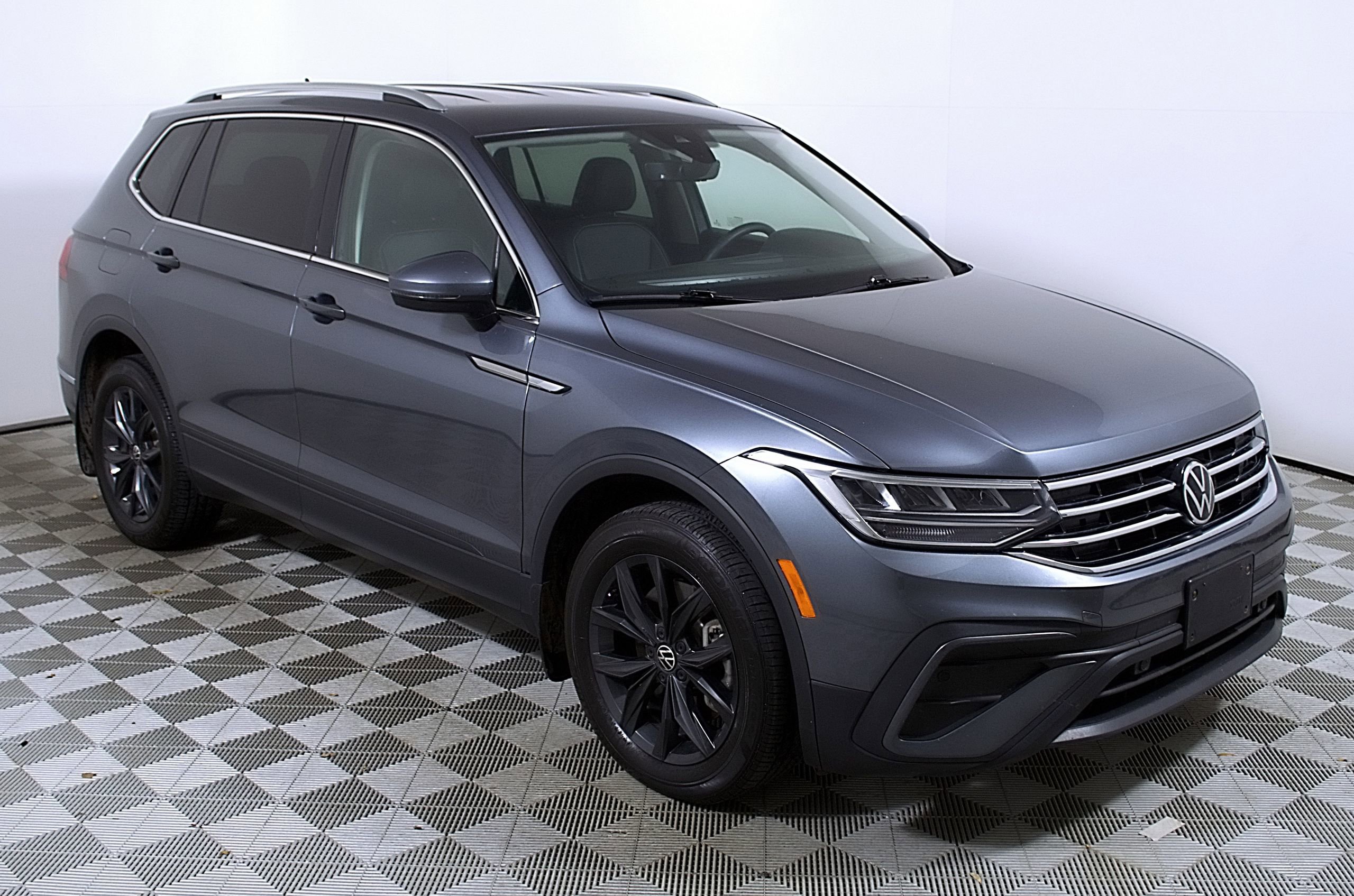 Used 2024 Volkswagen Tiguan SE w/ MDO Package, Three-Row image 6