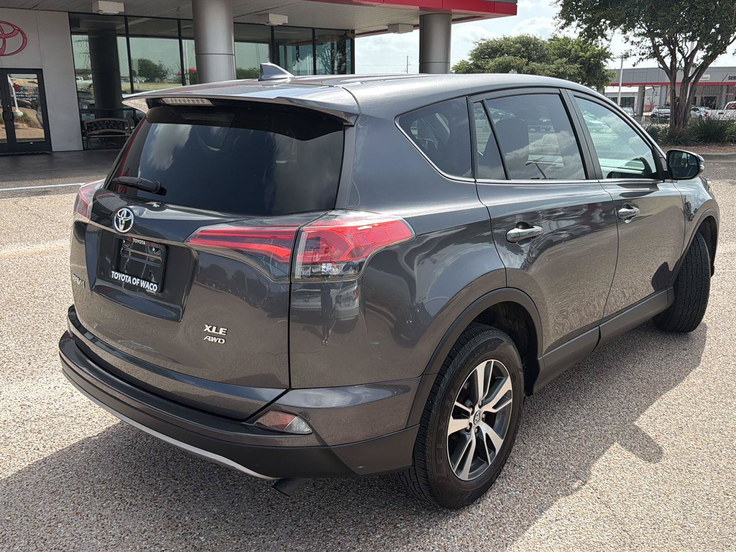 Used 2018 Toyota RAV4 XLE AWD/4WD image 3