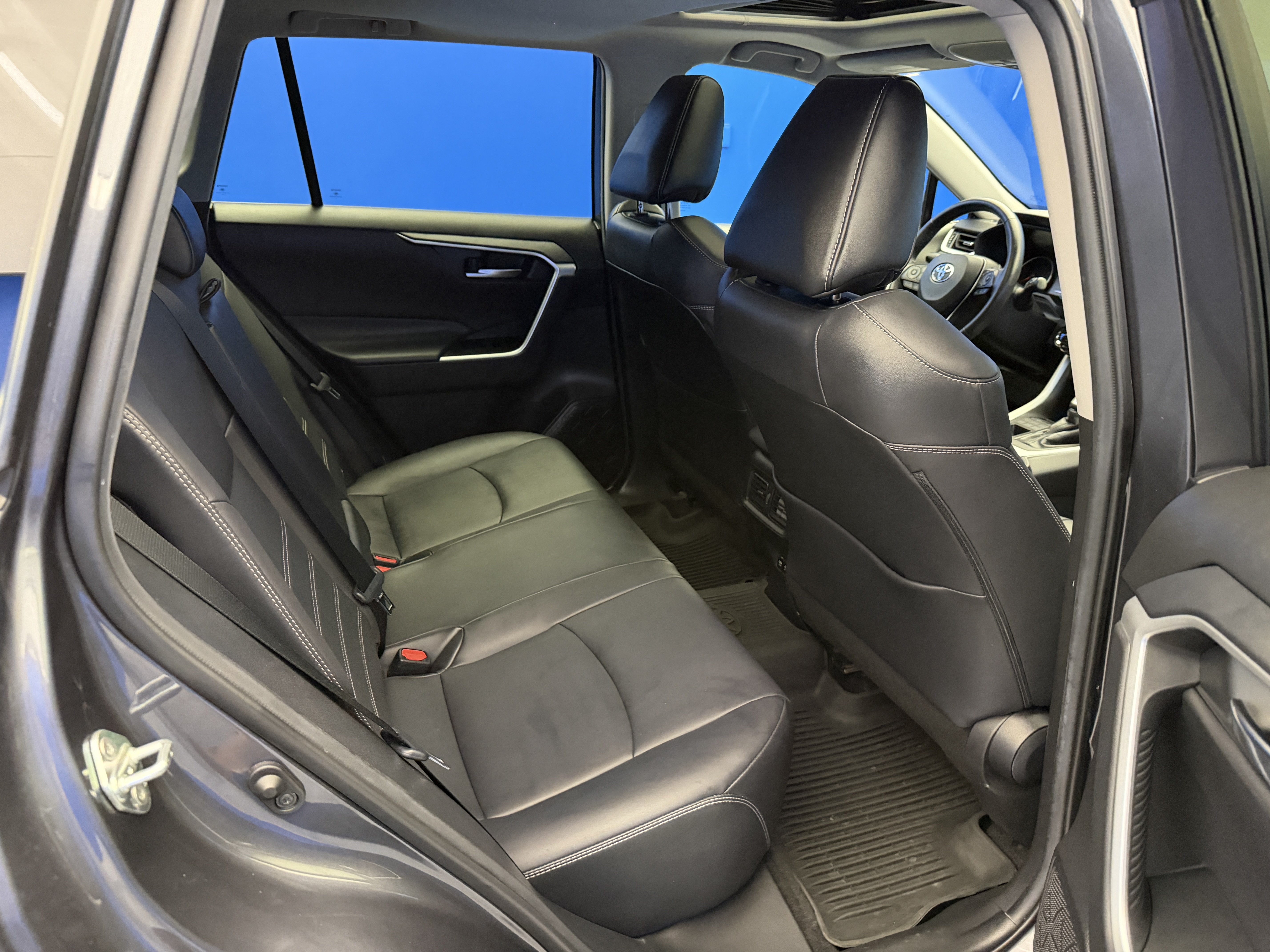 Used 2020 Toyota RAV4 XLE Premium AWD/4WD image 26