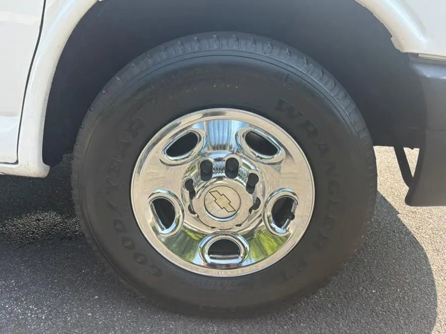 Used 2011 Chevrolet Express 2500 image 14