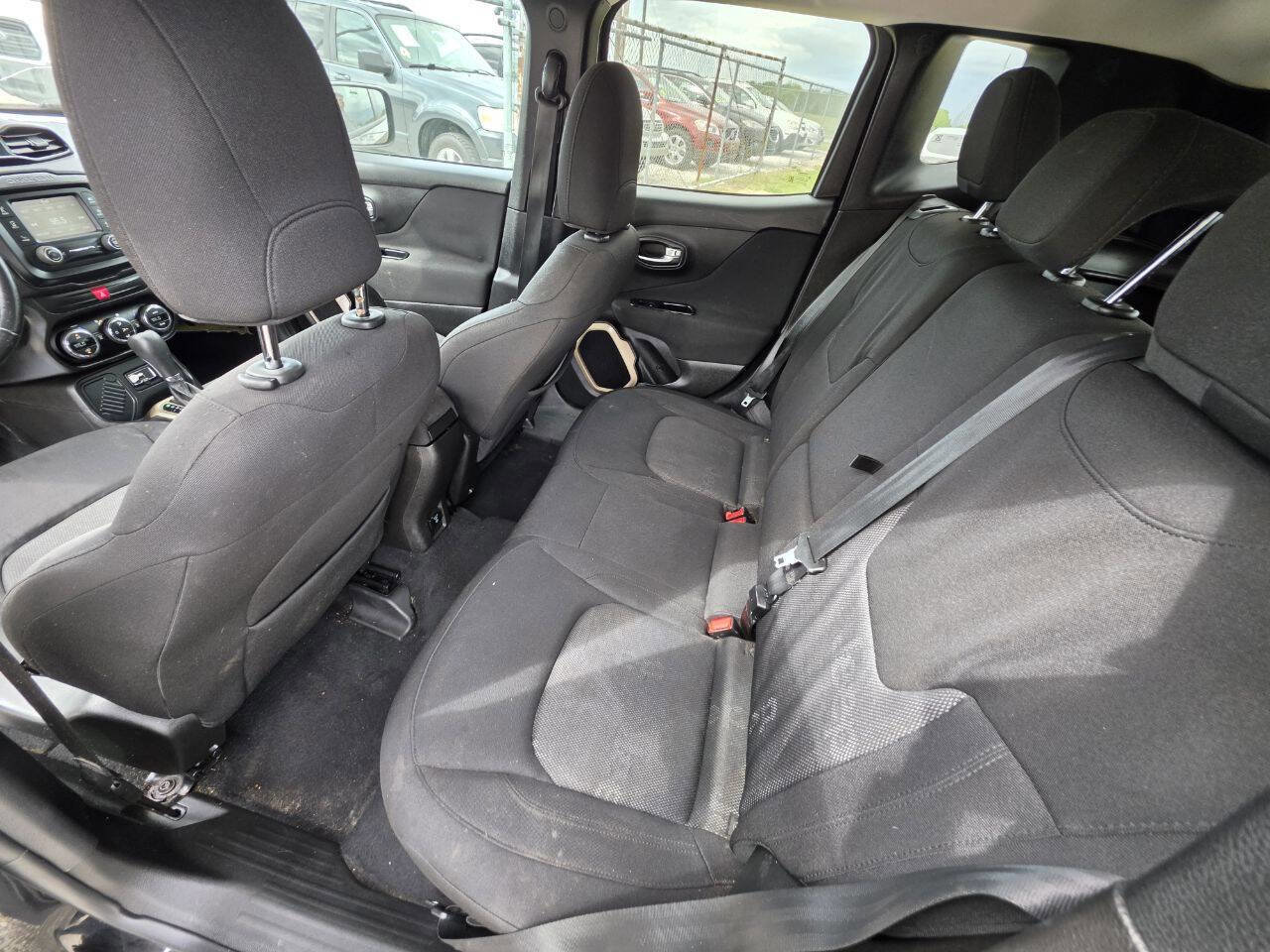 Used 2016 Jeep Renegade Latitude w/ Popular Equipment Group FWD image 4