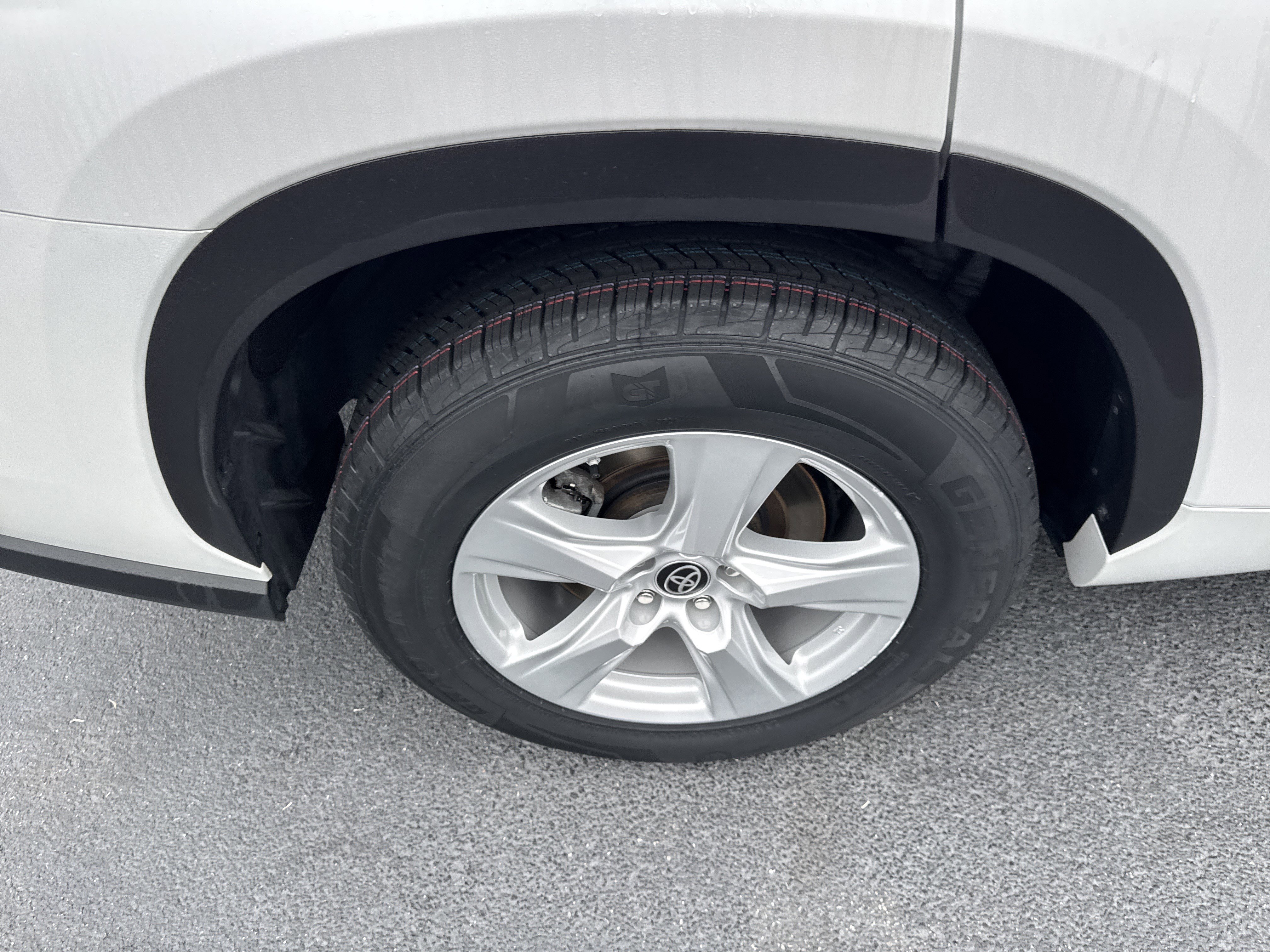 Used 2023 Toyota Highlander LE image 11