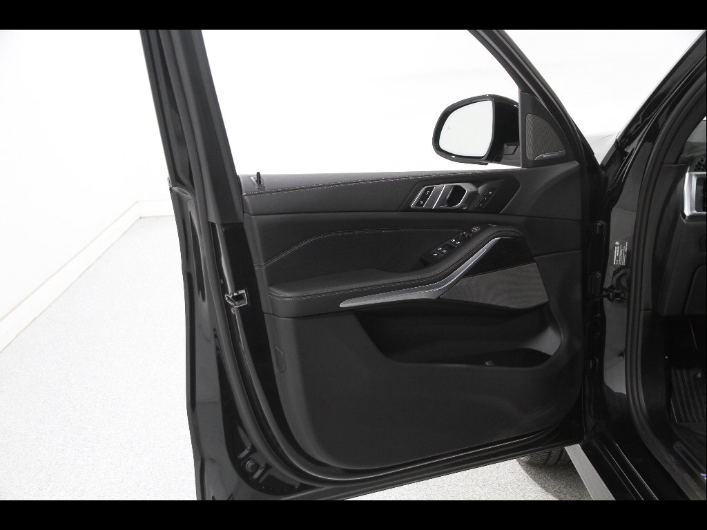 Used 2025 BMW X5 xDrive40i w/ M Sport Package AWD/4WD image 4