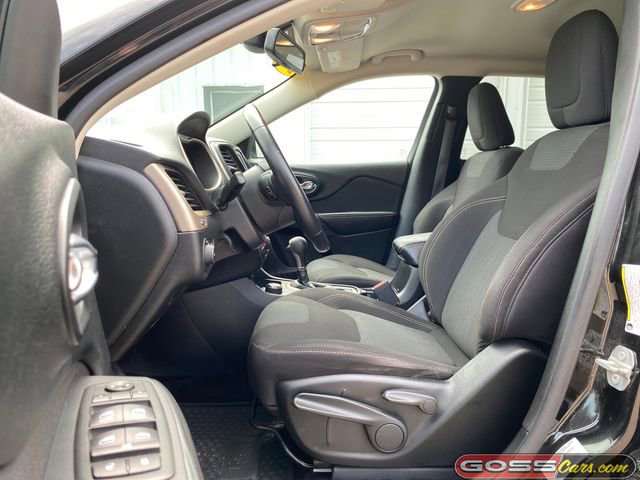 Used 2017 Jeep Cherokee Latitude w/ Cold Weather Group AWD/4WD image 23