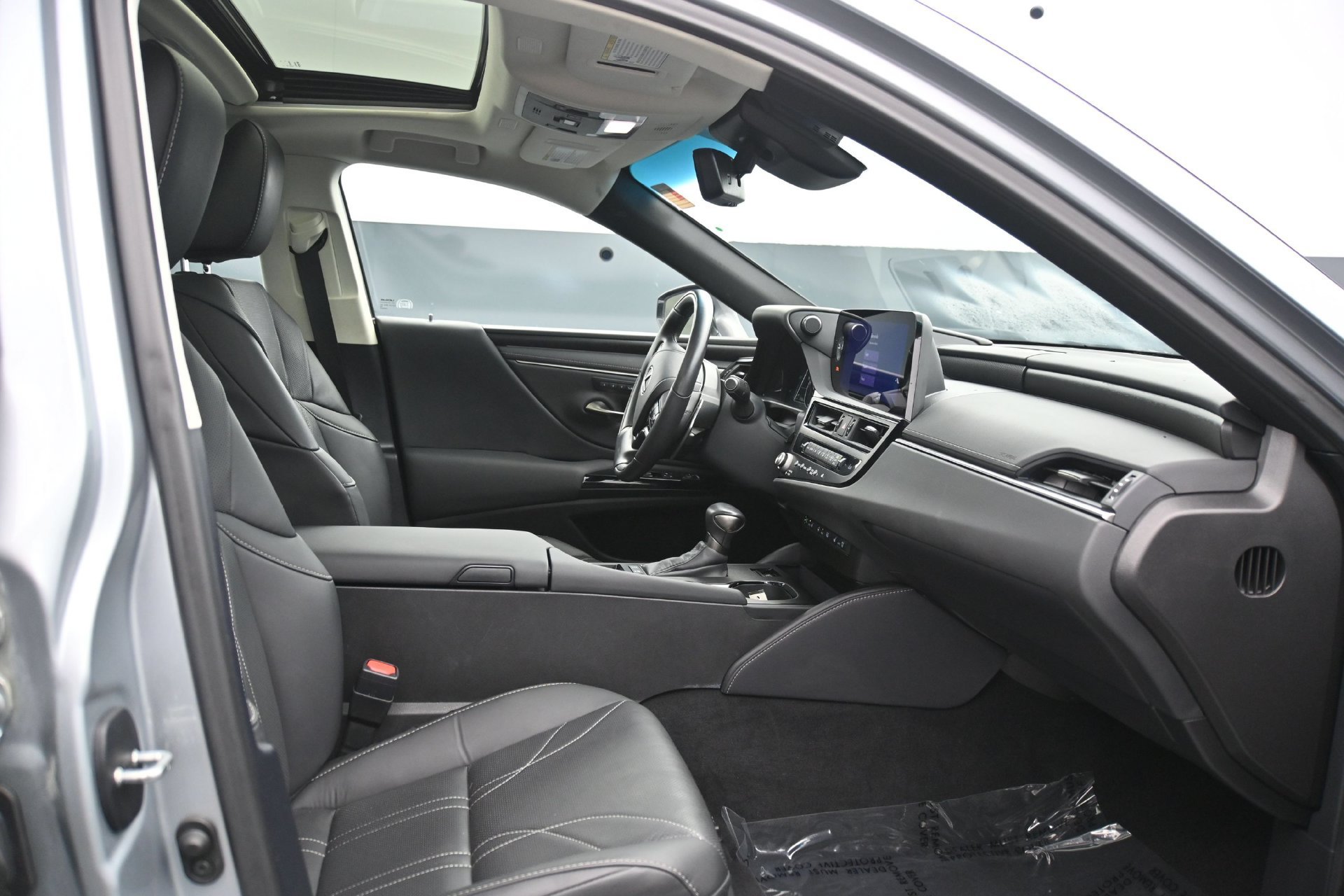 Used 2025 Lexus ES 300h FWD image 13