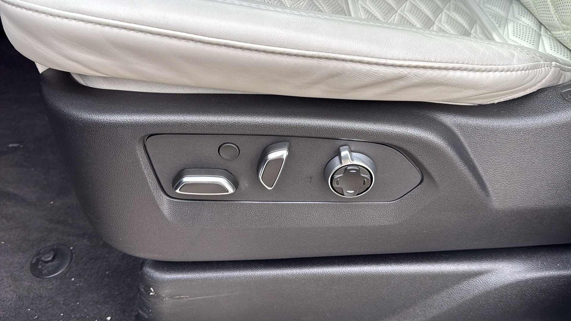 Certified 2025 Cadillac Escalade ESV Sport Platinum image 12