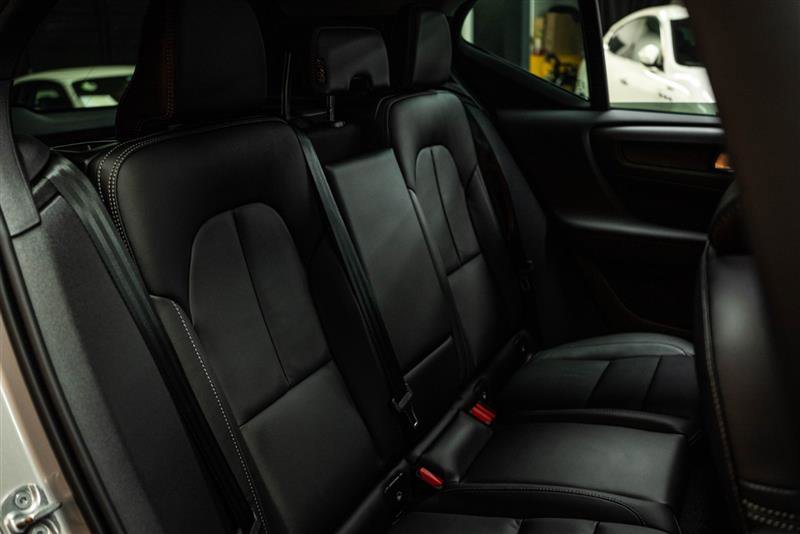 Used 2023 Volvo XC40 B4 Ultimate image 12