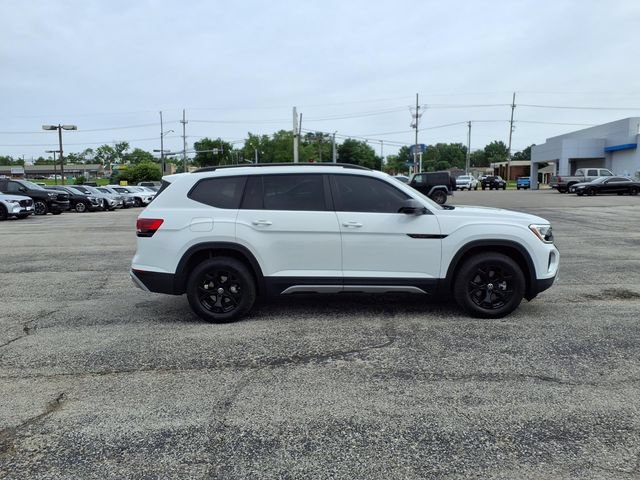 Used 2025 Volkswagen Atlas Peak Edition SE AWD/4WD image 16