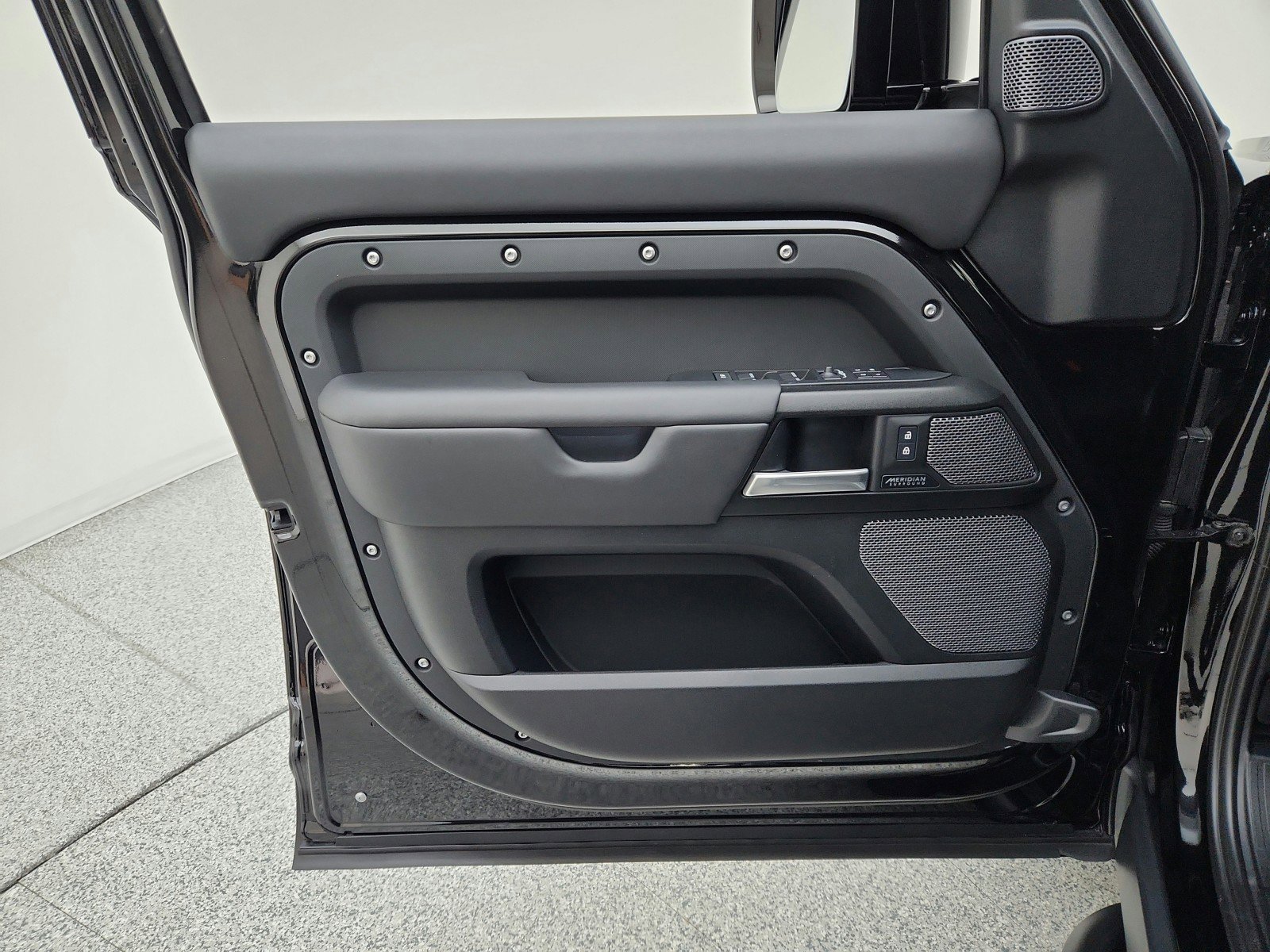 Used 2024 Land Rover Defender 110 V8 image 22