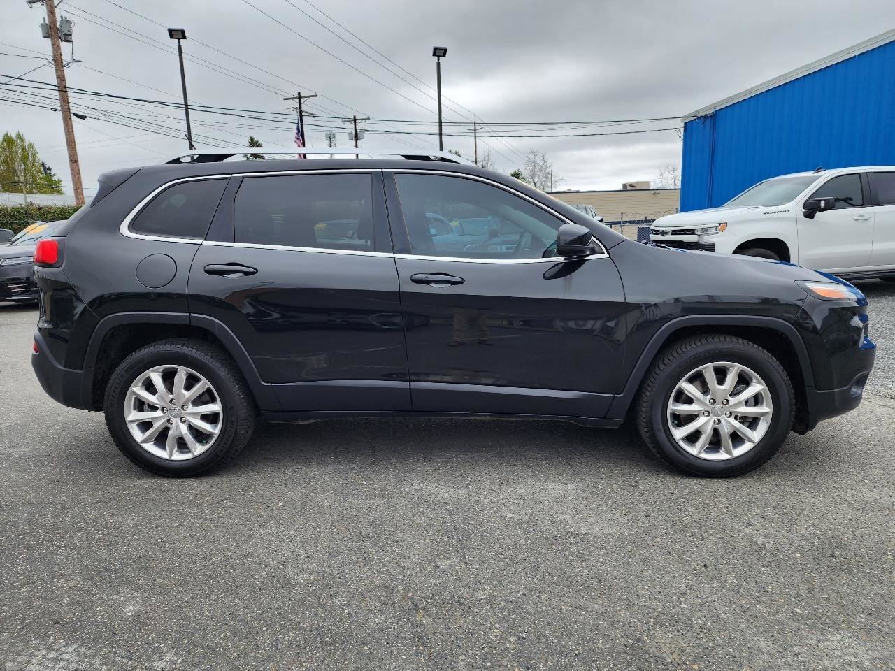 Used 2015 Jeep Cherokee Limited w/ Luxury Group AWD/4WD image 5