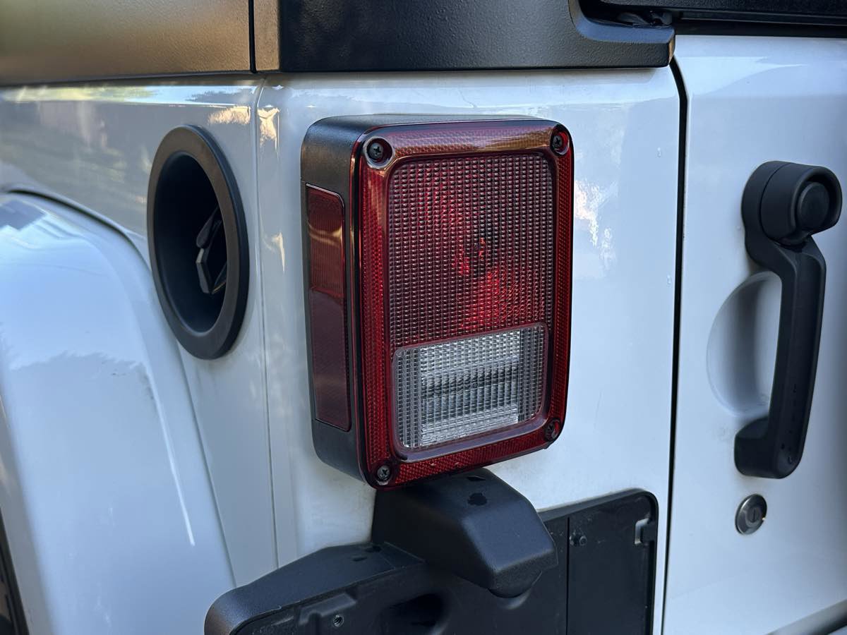 Used 2016 Jeep Wrangler Unlimited Sahara w/ Connectivity Group image 27