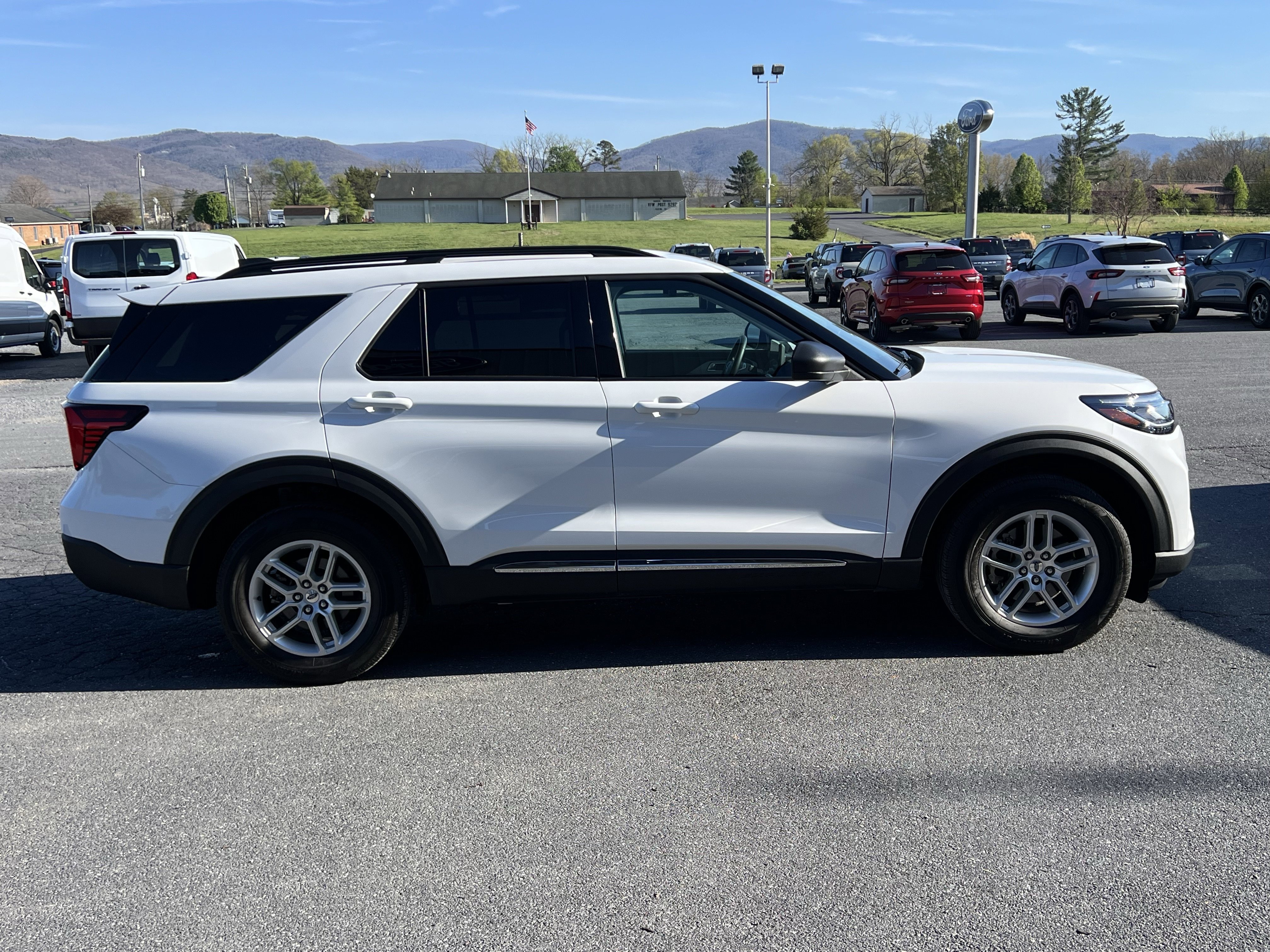 Used 2025 Ford Explorer Active AWD/4WD image 5