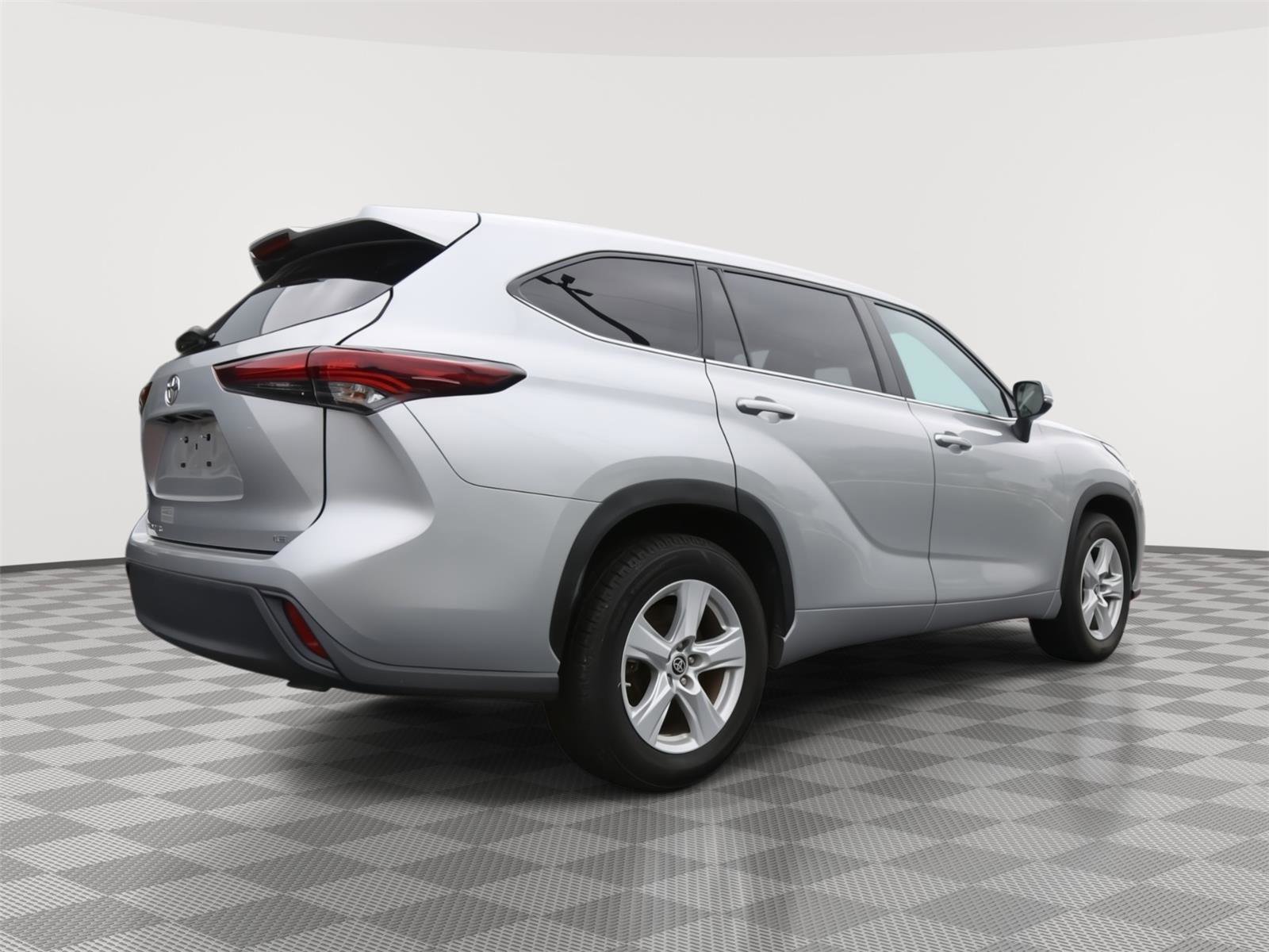 Used 2024 Toyota Highlander LE FWD image 3