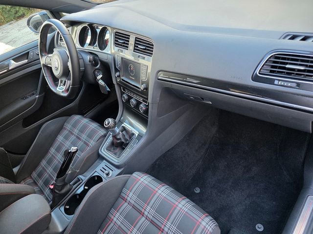 Used 2016 Volkswagen Golf S image 17