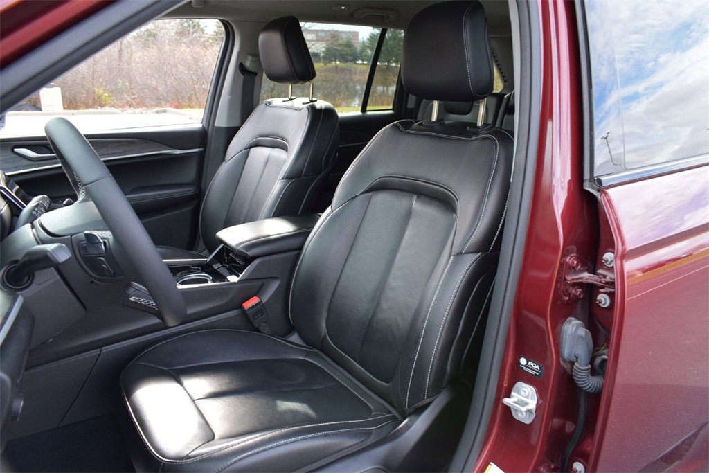 Used 2023 Jeep Grand Cherokee Limited w/ Black Appearance Package image 11