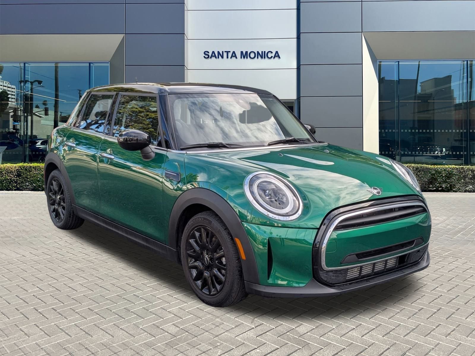 Used 2023 MINI Cooper 4-Door Hardtop image 3