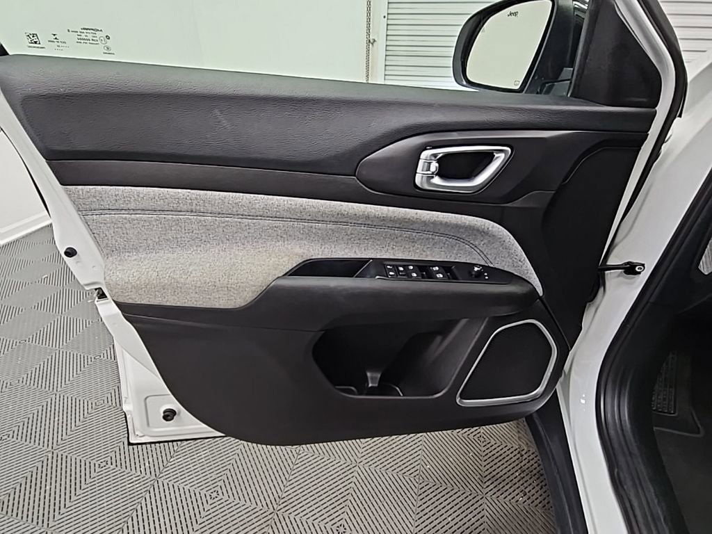 Used 2022 Jeep Compass Latitude image 30