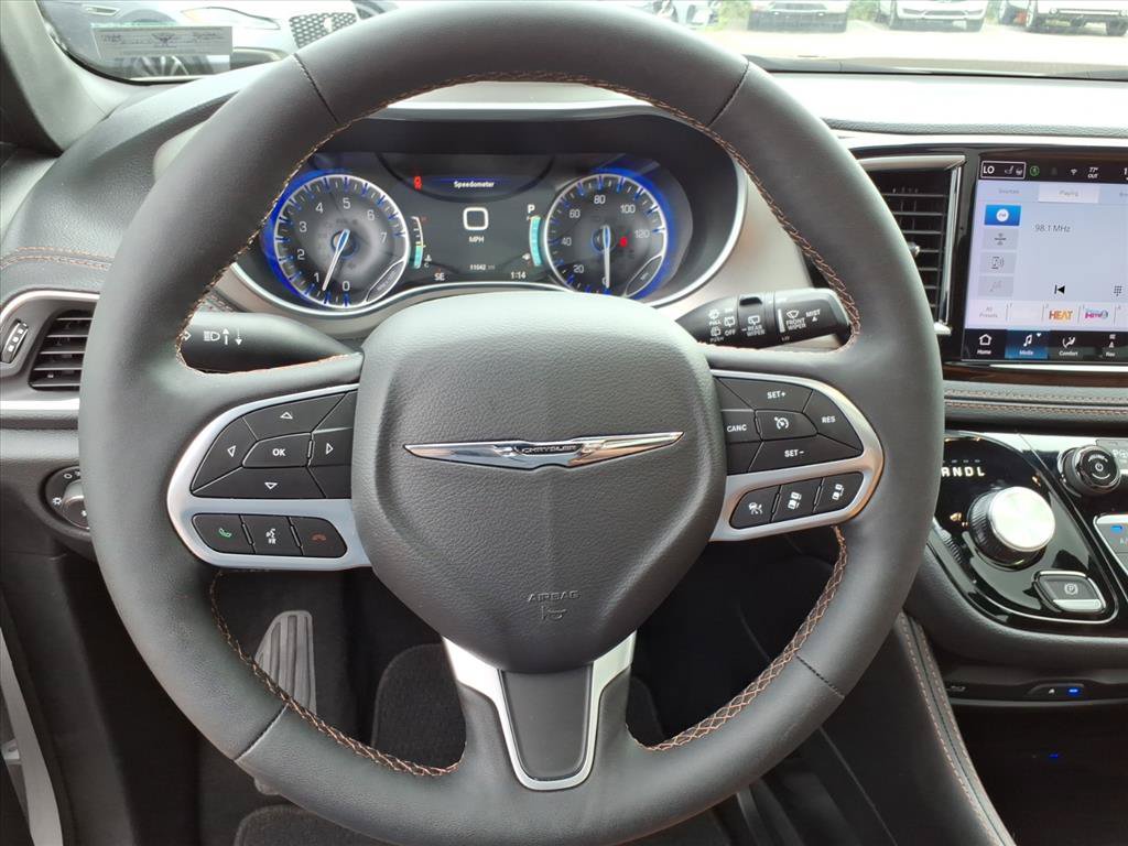 Used 2024 Chrysler Pacifica Pinnacle AWD/4WD image 16