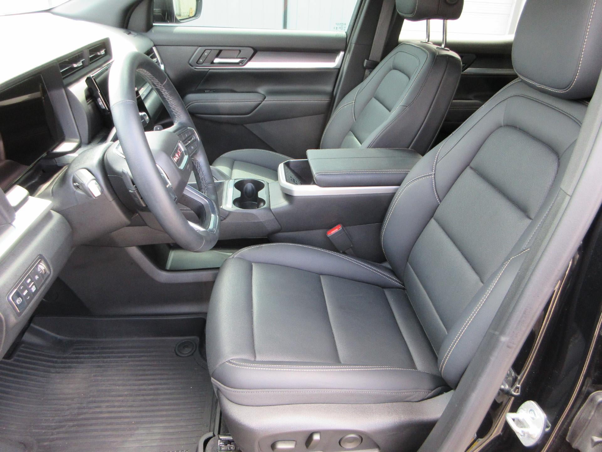 Certified 2025 GMC Terrain Elevation w/ Elevation Premium Package AWD/4WD image 9