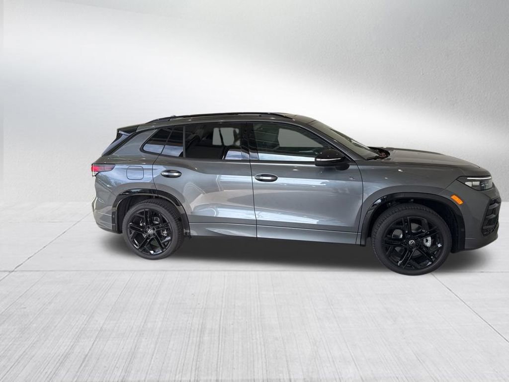 New 2025 Volkswagen Tiguan SE R-Line image 6