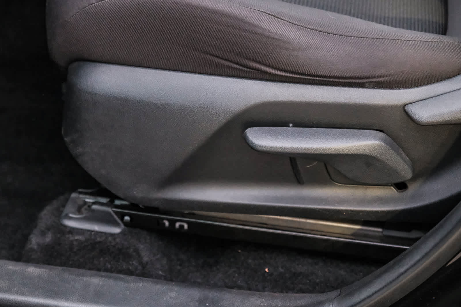 Used 2021 Toyota RAV4 LE w/ Carpet Mat Package (TMS) AWD/4WD image 24