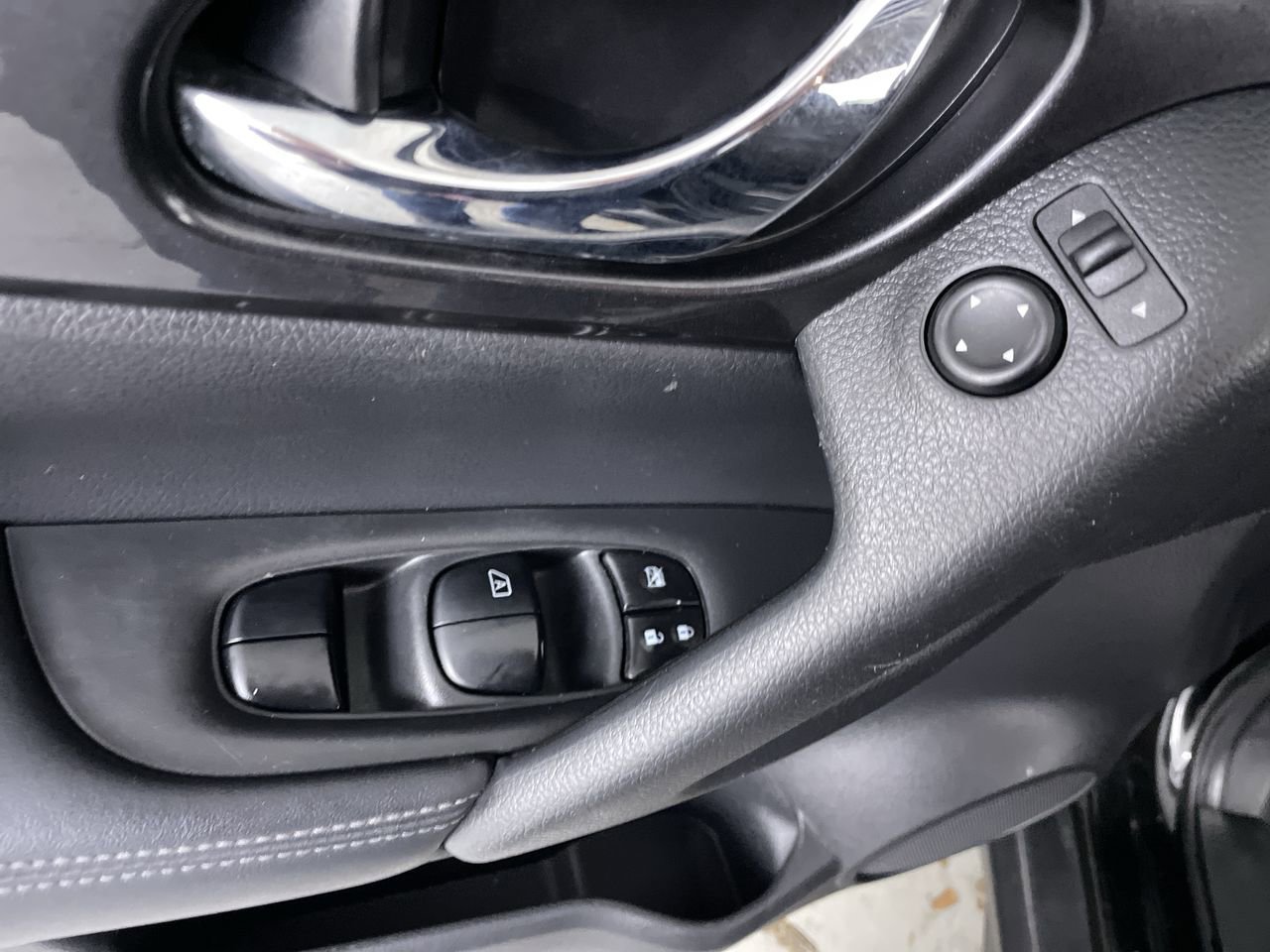 Used 2018 Nissan Rogue SV FWD image 11