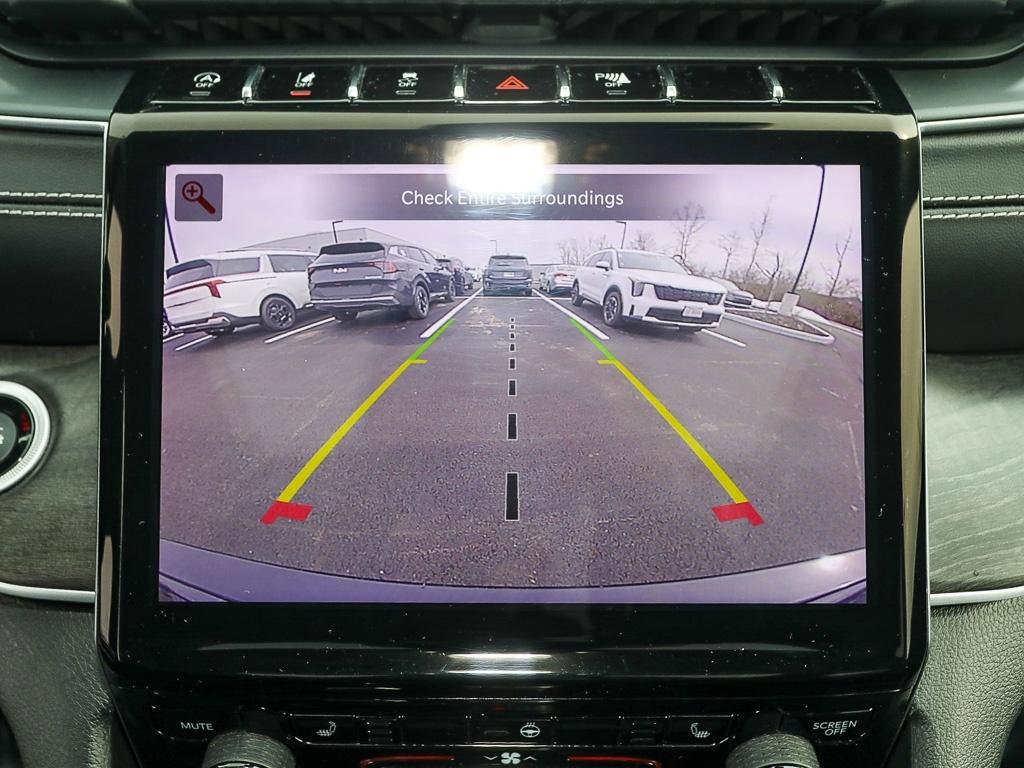 Used 2023 Jeep Grand Cherokee Limited w/ Black Appearance Package image 18